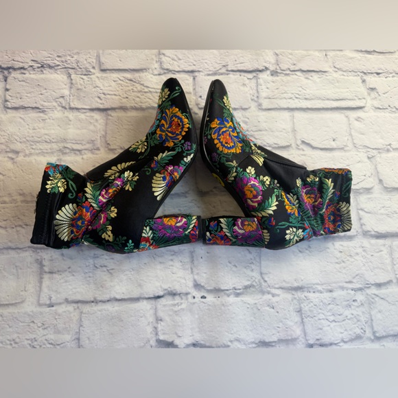 Steve Madden Multicolor Embroidered Ankle Boots. Size 9. - Picture 4 of 6